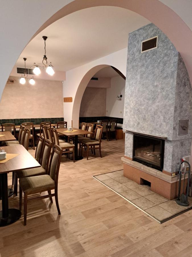 Penzion A Pizzerie Na Zalozne Kobyli Екстер'єр фото