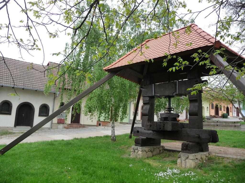 Penzion A Pizzerie Na Zalozne Kobyli Екстер'єр фото